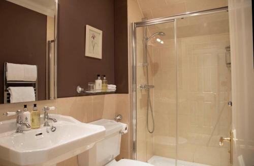 376554561 Loch Ness Lodge