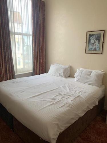Standard Double Room image 2