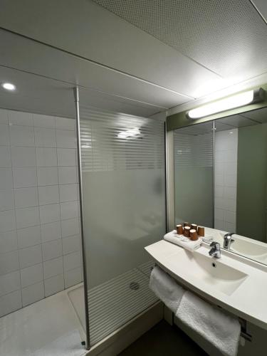 Bathroom, Ibis Budget Marseille Est Saint-Menet La Valentine in Saint-Menet