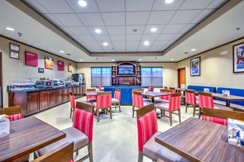 Comfort Suites - Tomball - image 12