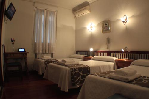 Hostal Esmeralda Room Type - Double or Twin Room with Extra Bed