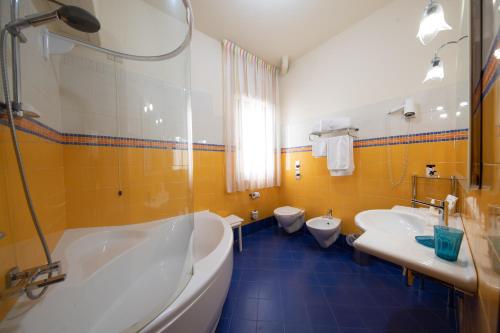 Chambre triple, vue sur la mer