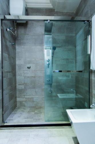 Fürdőszoba, 3 bedroom fully furnished Available for Rent in Labone