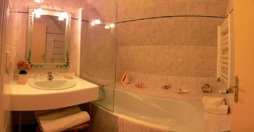 1 queen bed, 2 twin beds