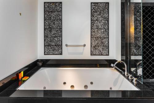 2 Bedroom Oceanview Private Residence at The Setai - 2606 - image 13
