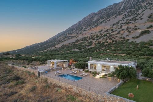Villa Of the hill with heated Pool, BBQ & Kids Playground - Καβούσι