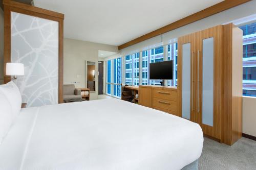 Corner King Room with Sofa Bed and View
