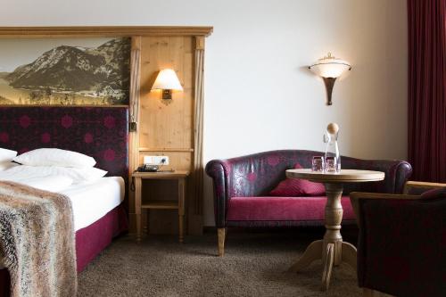 1 queen bed, 2 sofa beds