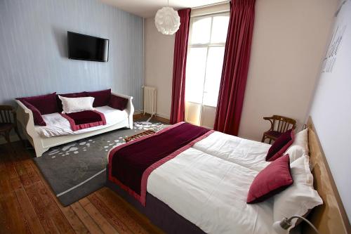 3 twin beds