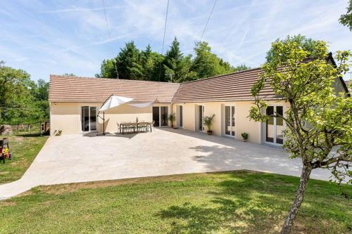 Фасада на хотела, La Grignotière Lodge & Spa (La Grignotiere Lodge & Spa) in Crecy-la-Chapelle