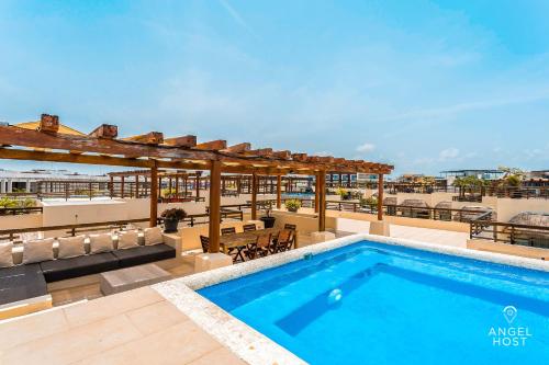 Oceanview Penthouse & Rooftop Pool Near Mamitas