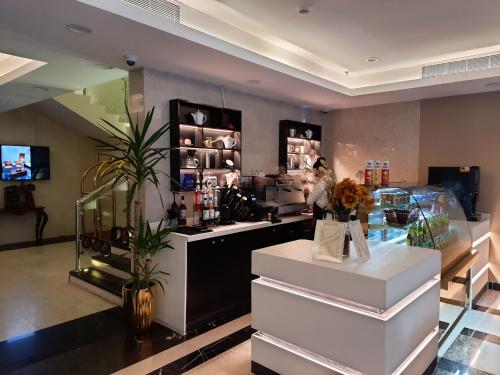 Bar/lounge, فندق كرم الضيافة Karam Al Diyafa Hotel in Al Aziziyah