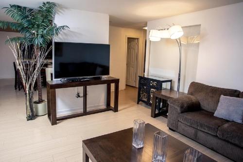 Lovely 3-Bedroom corner suite *10