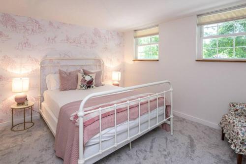 French Riviera-Style Country Waterfront Cottage thumb 3