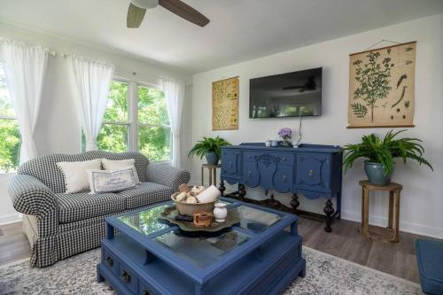 French Riviera-Style Country Waterfront Cottage thumb 4