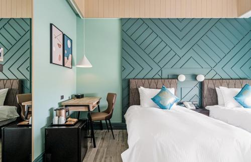 Standard Twin Room image 4