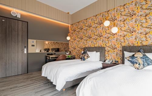 Standard Twin Room image 3