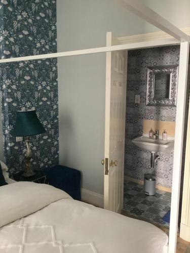 A Room in the City - West (formerly Luxury Central B&B) - image 8