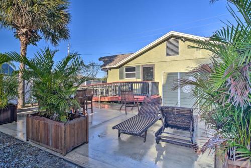 Vibrant Dunedin Getaway with Furnished Patio!