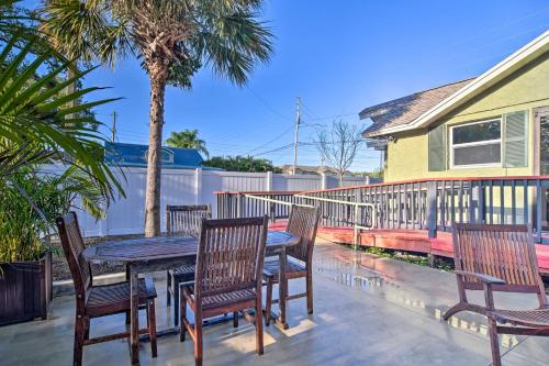 Vibrant Dunedin Getaway with Furnished Patio!