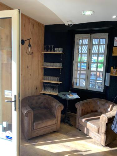 Bar/lounge, hotel de la grange in Cosse-le-Vivien