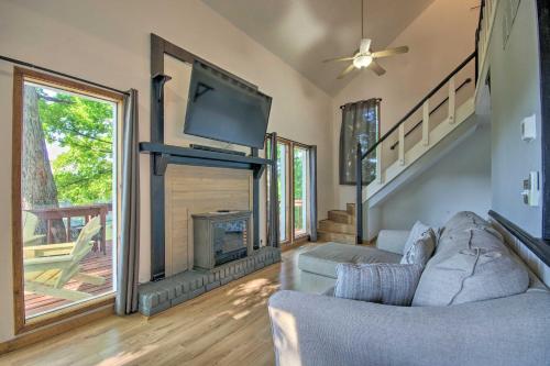 Stylish Eldon Home with Grill 1 Mile to Lake! - image 7