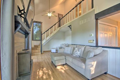 Stylish Eldon Home with Grill 1 Mile to Lake! - image 9