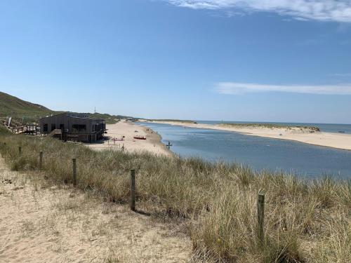 Vogelvrij, vakantie woning met landelijk uitzicht en geheel omheinde tuin in Burgerbrug