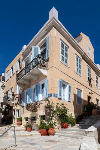 Balcony suite in Neoclassical mansion Vaporia area