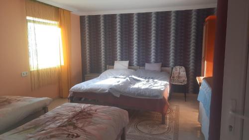 1 queen bed, 2 twin beds