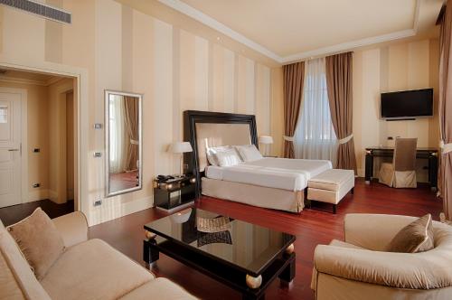 1 king bed, 1 sofa bed