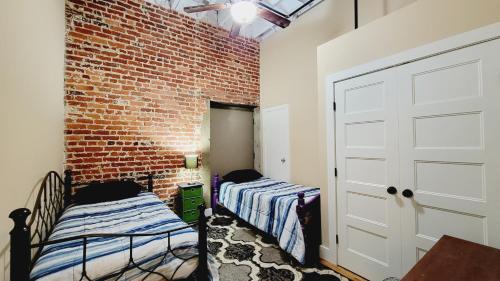 Family-Friendly 3 bedroom in Historic building!