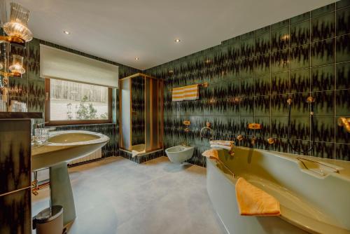 room detail thumbnail 2
