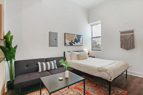 Guestroom, Simple Uptown Apt with In-unit Laundry - Wilson 403 in Uptown