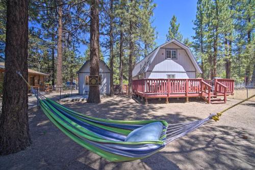 Big Bear Cabin with Deck and Arcade Room, Near Skiing in Big Bear City, USA