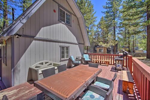 Big Bear Cabin with Deck and Arcade Room, Near Skiing in Big Bear City, USA
