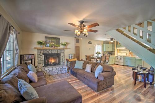 Big Bear Cabin with Deck and Arcade Room, Near Skiing in Big Bear City, USA