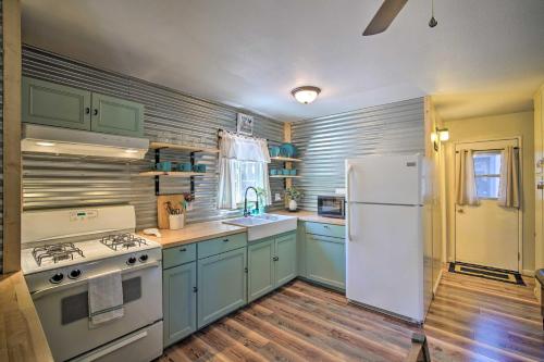 Big Bear Cabin with Deck and Arcade Room, Near Skiing in Big Bear City, USA