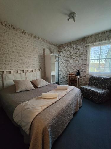 1 queen bed, 1 sofa bed