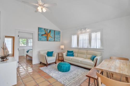 Sarasota, FL Bungalow - Bright & Breezy Coastal Vibes - 10 mins to White Sand Beaches home in Sarasota, USA