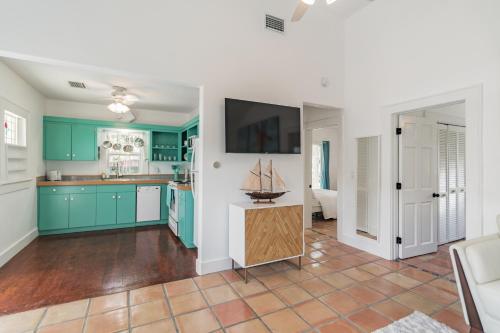 Sarasota, FL Bungalow - Bright & Breezy Coastal Vibes - 10 mins to White Sand Beaches home in Sarasota, USA