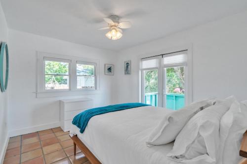 Sarasota, FL Bungalow - Bright & Breezy Coastal Vibes - 10 mins to White Sand Beaches home in Sarasota, USA