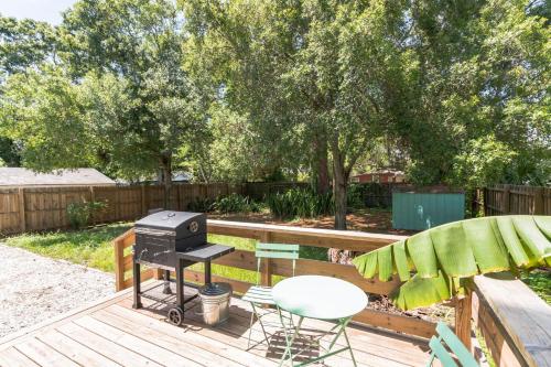 Sarasota, FL Bungalow - Bright & Breezy Coastal Vibes - 10 mins to White Sand Beaches home in Sarasota, USA
