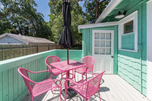 Sarasota, FL Bungalow - Bright & Breezy Coastal Vibes - 10 mins to White Sand Beaches home in Sarasota, USA
