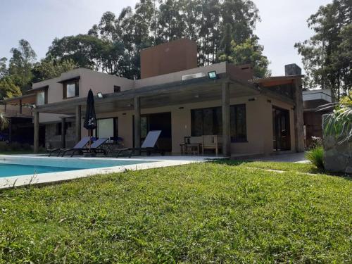 정원, Hermosa casa con pileta asador patio de fuego in 바리오 로스 페랄레스