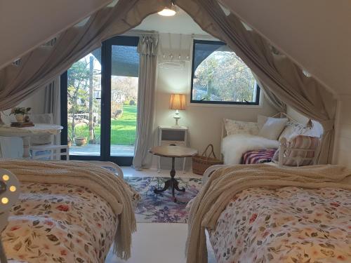 Cabins on Tudor bed & breakfast in โมตูเอก้า