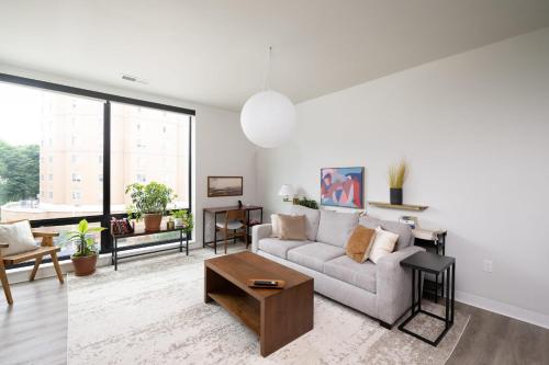 East Side Luxury 1BR Apt - Near Brady St with Balcony and Lounge near พิพิธภัณฑ์ศิลปะการตกแต่ง วิลล่าเทอร์เรซ