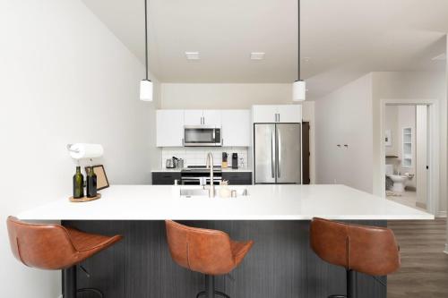 East Side Luxury 1BR Apt - Near Brady St with Balcony and Lounge near พิพิธภัณฑ์ศิลปะการตกแต่ง วิลล่าเทอร์เรซ