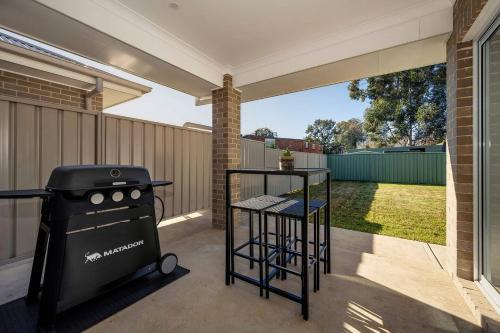 'Huxley House' An Elegant Mudgee Retreat with Backyard