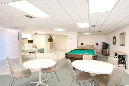 Holiday Surf & Racquet Club 710 by RealJoy - image 28